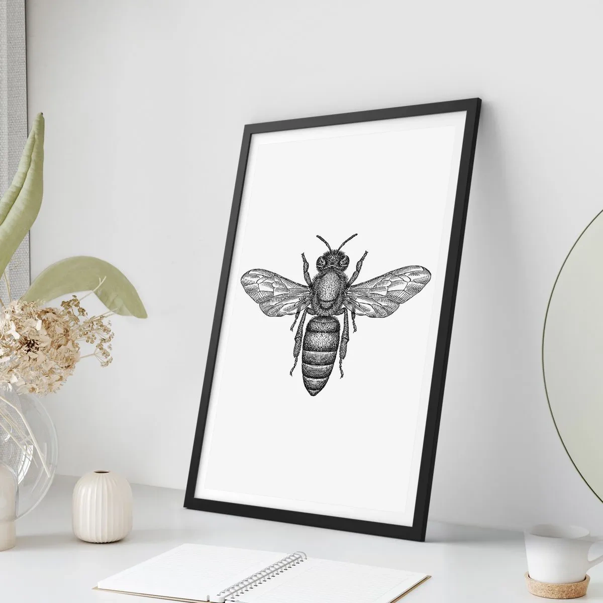 Poszter fehér keretben - Pontos illusztráció egy méhről fehér alapon - 50x70cm - Rovar portré - Modern fali dekoráció nappalihoz és hálószobához ARTTOR