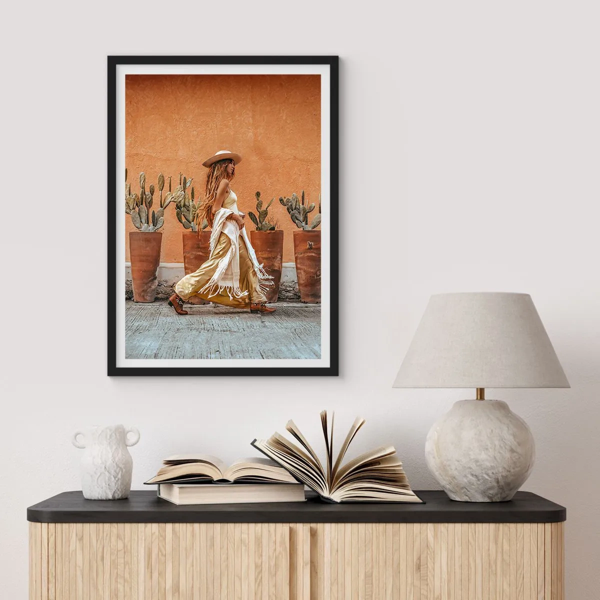 Poszter fehér keretben - Stílusos nő kalapban, kaktuszok hátterében - 50x70cm - Hippi stílusban - Modern fali dekoráció nappalihoz és hálószobához ARTTOR
