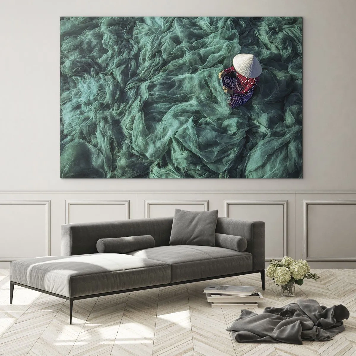 Üveg kép - Egy nő hagyományos kalapban hálókat javít - 70x50cm - A hálók tengerében - Modern fali dekoráció nappalihoz és hálószobához ARTTOR