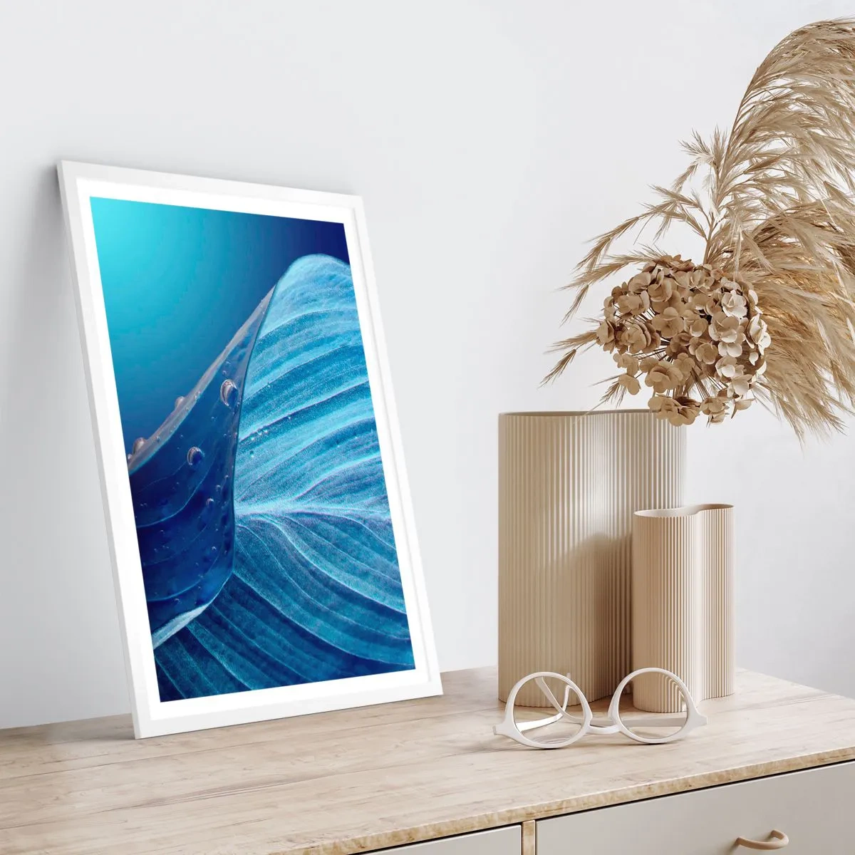 Poszter fekete keretben - A kék rejtett cseppjei - 70x100 cm