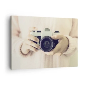 Vászonkép - Retro fényképezőgép kezében világos háttér előtt - 70x50cm - Többet látni... - Modern fali dekoráció nappalihoz és hálószobához ARTTOR