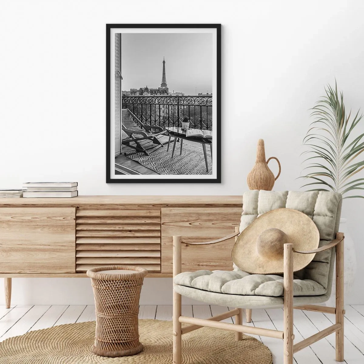 Poszter fehér keretben - Kilátás az Eiffel-toronyra egy elegáns párizsi erkélyről - 50x70cm - Párizsi délután - Modern fali dekoráció nappalihoz és hálószobához ARTTOR