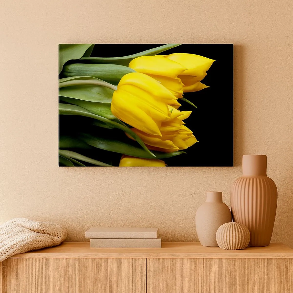 Vászonkép - Egy csokor sárga tulipán fekete alapon - 70x50cm - Tiszta napból készült - Modern fali dekoráció nappalihoz és hálószobához ARTTOR