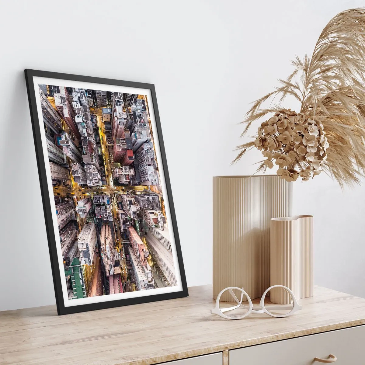 Poszter fehér keretben - A város légi felvétele éjszaka - 50x70cm - Üdvözlet Hongkongból - Modern fali dekoráció nappalihoz és hálószobához ARTTOR