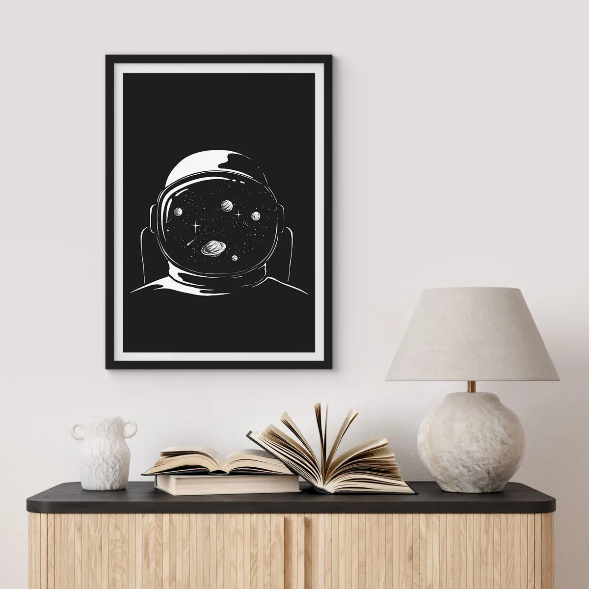 Poszter fehér keretben - Űrhajós, akinek a sisakjában tükröződik az űr - 50x70cm - Szép kilátás - Modern fali dekoráció nappalihoz és hálószobához ARTTOR