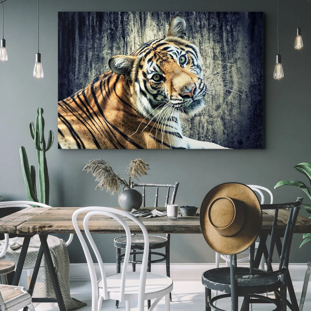 Vászonkép - Egy tigris fekszik egy durva textúrájú falnak - 70x50cm - Portré a fénysugárban - Modern fali dekoráció nappalihoz és hálószobához ARTTOR