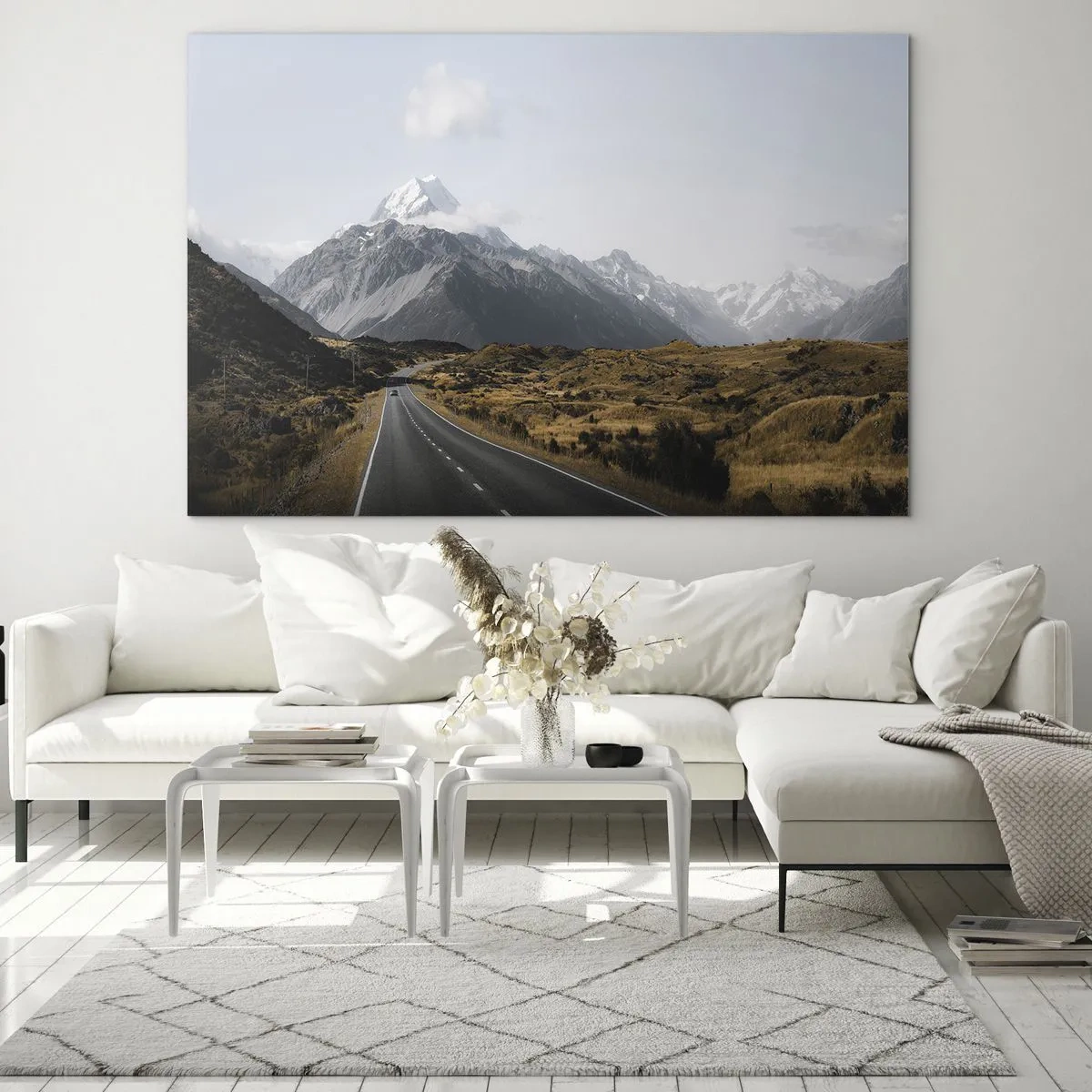 Üveg kép - Aszfaltút vezet a hófödte hegyek felé - 70x50cm - Út a hegyek szívébe - Modern fali dekoráció nappalihoz és hálószobához ARTTOR