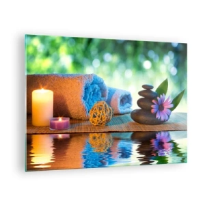 Üveg kép - Fürdő törölközőkkel, gyertyákkal és kövekkel, természetes háttér előtt - 70x50cm - Idő a testnek - Modern fali dekoráció nappalihoz és hálószobához ARTTOR