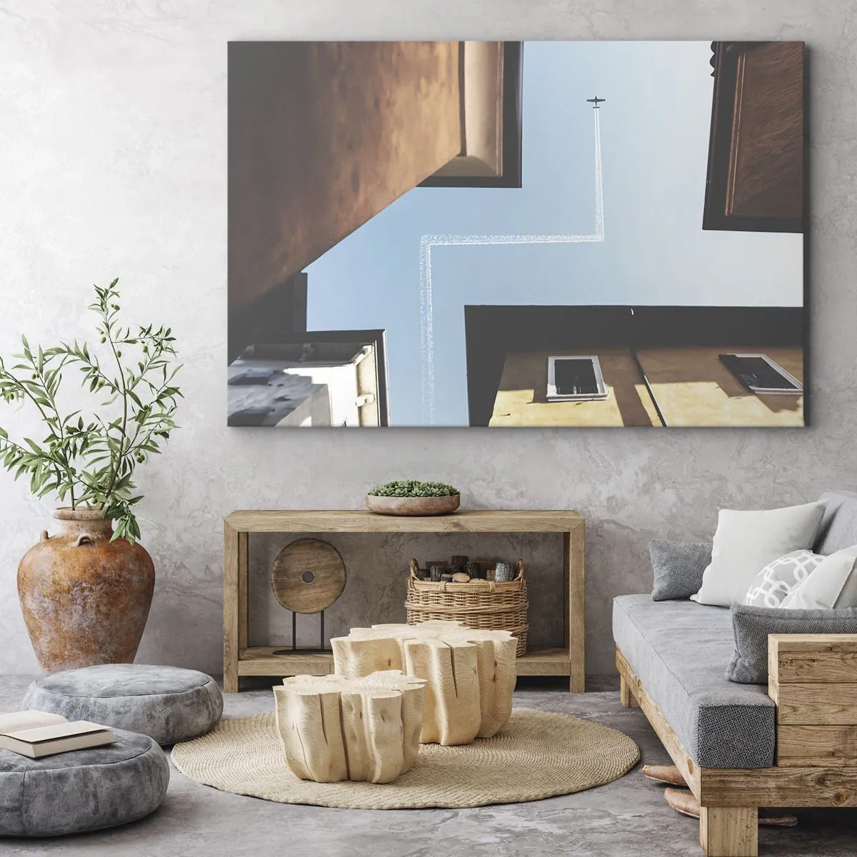 Vászonkép - A repülőgép és annak nyomvonala az égen utcai perspektívából - 70x50cm - A városi labirintus felett - Modern fali dekoráció nappalihoz és hálószobához ARTTOR