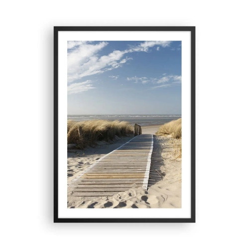 Poszter fehér keretben - Tengerparti ösvény a dűnék között, kék éggel - 50x70cm - A dűne mögött, a fű susogásában - Modern fali dekoráció nappalihoz és hálószobához ARTTOR