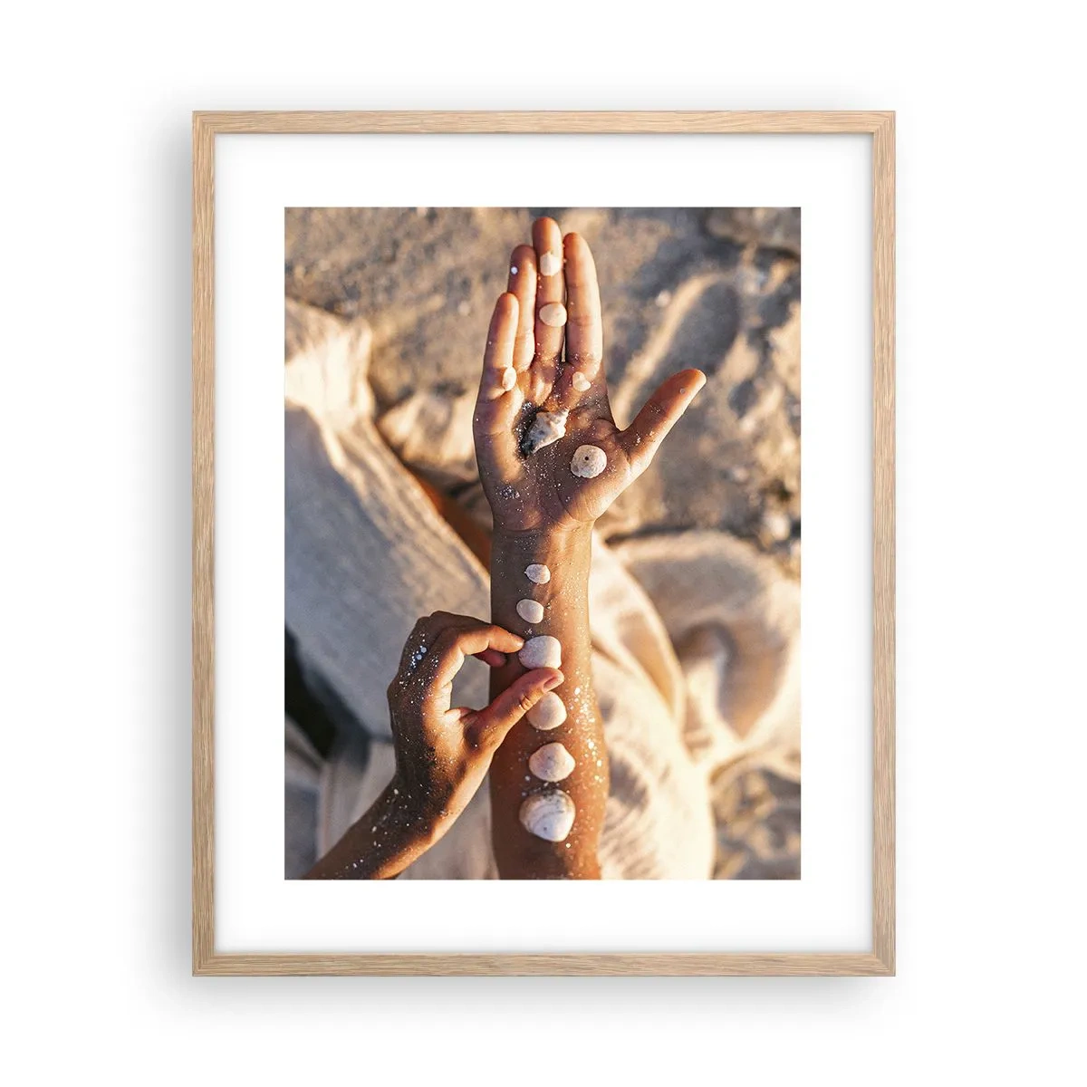 Poszter világos tölgy keretben - Szépség egy karnyújtásnyira - 40x50 cm