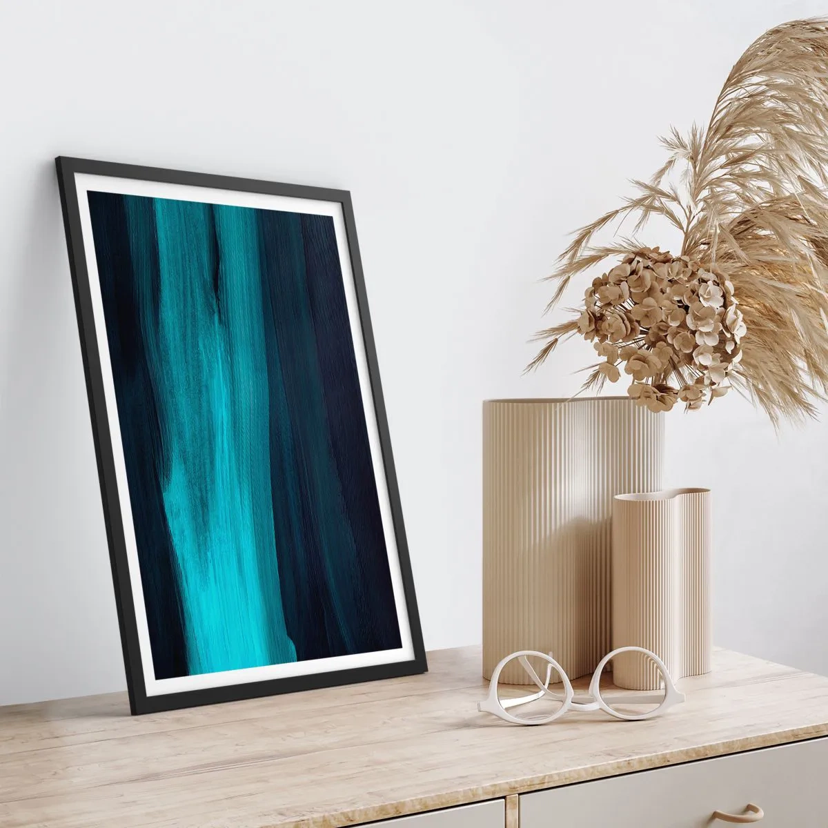 Poszter fehér keretben - Egy absztrakt kompozíció fekete és türkiz árnyalatokban - 50x70cm - Ússz az árral - Modern fali dekoráció nappalihoz és hálószobához ARTTOR