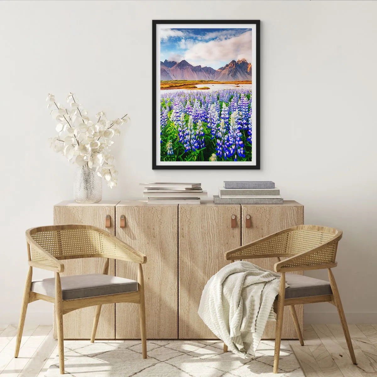 Poszter fehér keretben - Csillagfürtmező hegyekkel a háttérben - 50x70cm - Erő és szigorúság a szelídség mellett - Modern fali dekoráció nappalihoz és hálószobához ARTTOR