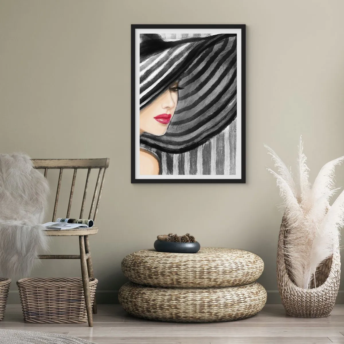 Poszter fehér keretben - Egy nő széles kalapban, piros ajkakkal - 50x70cm - Hol keressünk? - Modern fali dekoráció nappalihoz és hálószobához ARTTOR