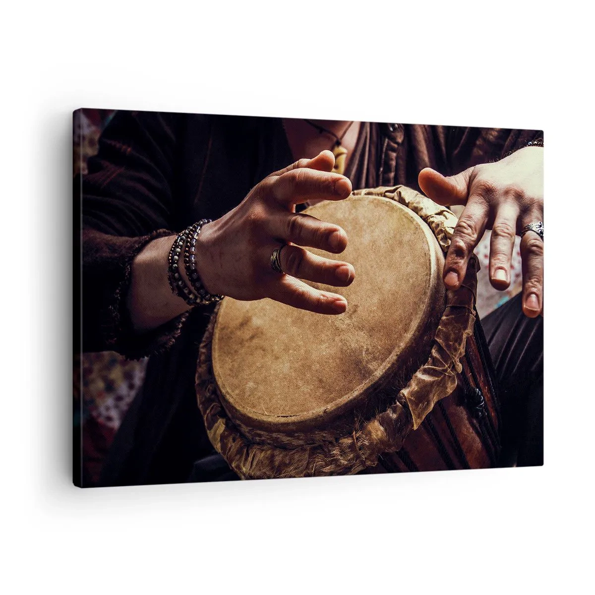 Vászonkép - Kezek játszanak egy hagyományos djembe dobon - 70x50cm - A szív ritmusában - Modern fali dekoráció nappalihoz és hálószobához ARTTOR