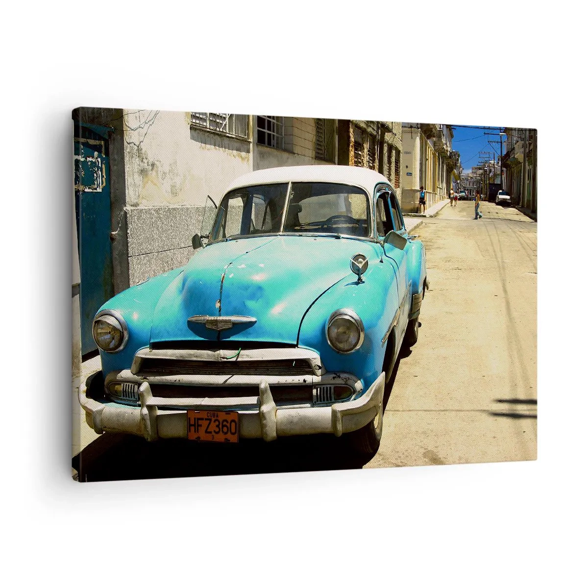 Vászonkép - Egy kék klasszikus autó az utcán egy napsütéses napon - 70x50cm - Evviva Cuba! - Modern fali dekoráció nappalihoz és hálószobához ARTTOR