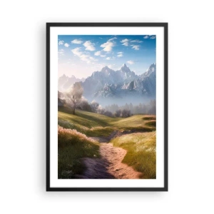 Poszter fehér keretben - Egy hegyi ösvény vezet át egy zöld völgyön napkeltekor - 50x70cm - Idilli völgy - Modern fali dekoráció nappalihoz és hálószobához ARTTOR
