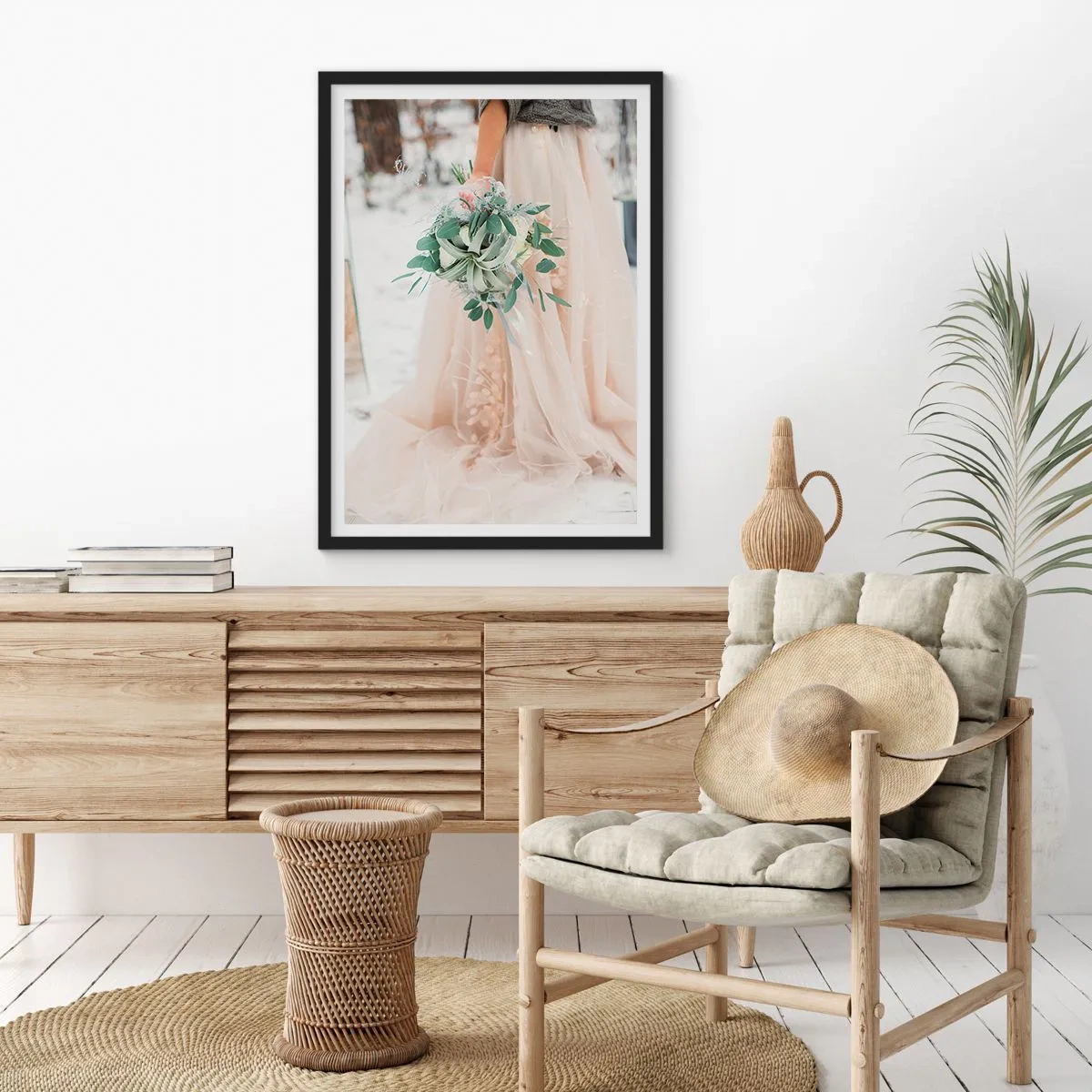 Poszter fehér keretben - Egy bézs ruhás menyasszony csokrot tart a hóban - 50x70cm - És boldogan éltek, míg meg nem haltak. - Modern fali dekoráció nappalihoz és hálószobához ARTTOR