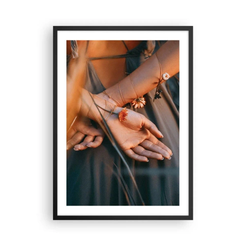 Poszter fehér keretben - Arany fényben finom virágokkal összefonódó kezek - 50x70cm - Kapcsolatban a természettel - Modern fali dekoráció nappalihoz és hálószobához ARTTOR
