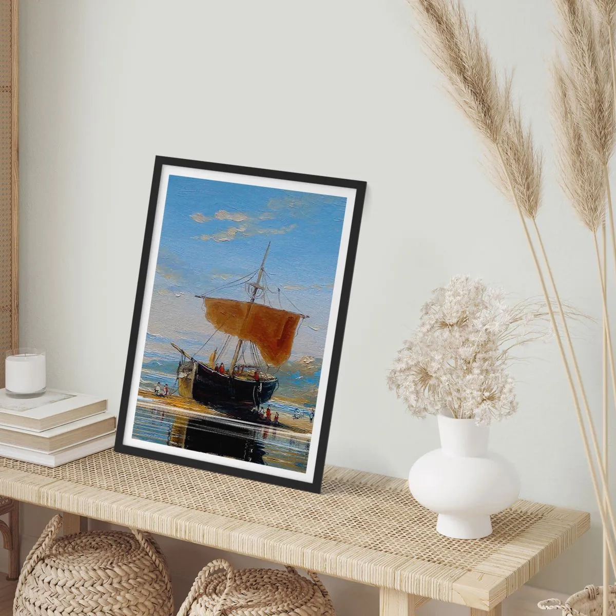 Poszter fehér keretben - Egy hagyományos vitorlás a parton, a tükörképével a vízben - 50x70cm - Víz, föld, levegő - Modern fali dekoráció nappalihoz és hálószobához ARTTOR