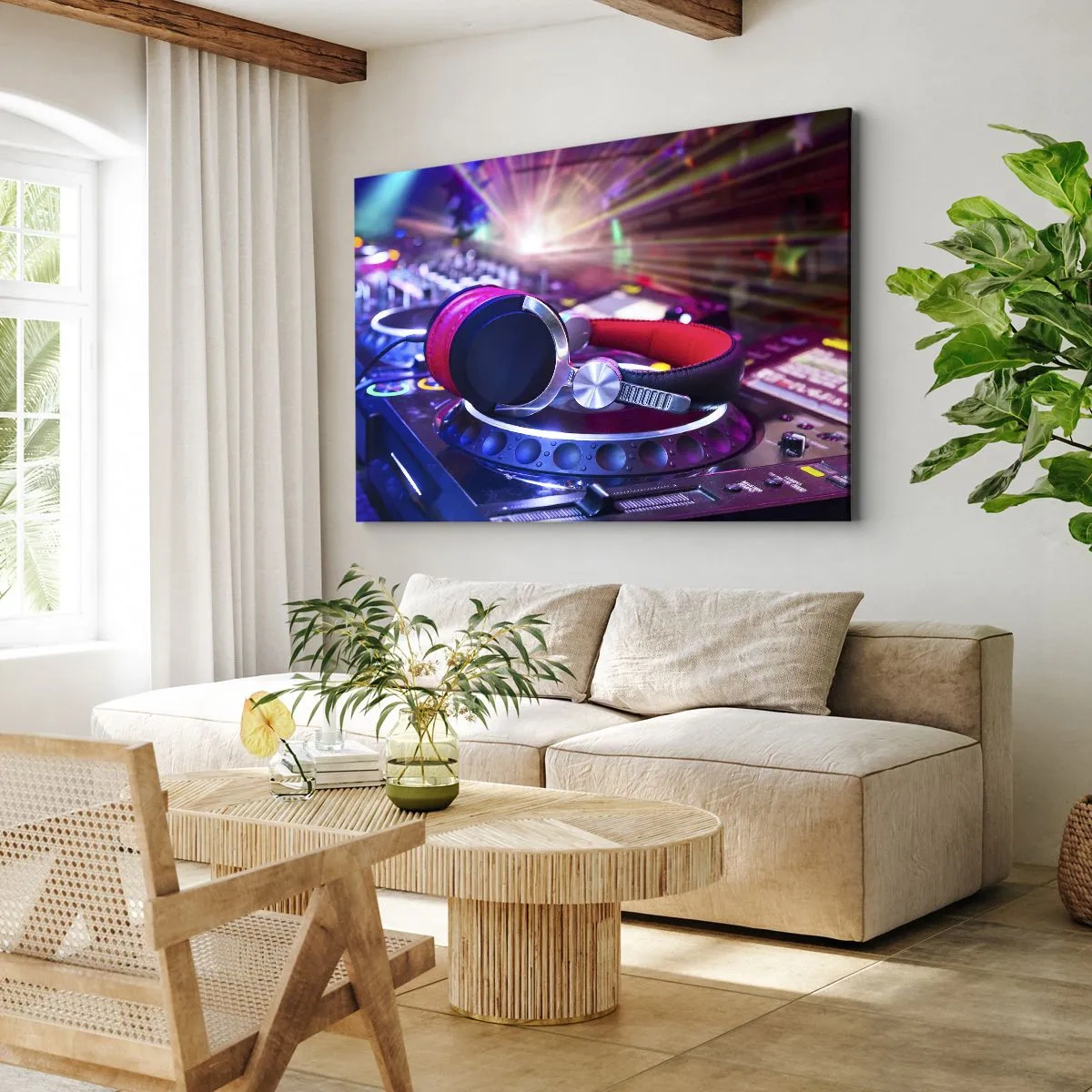 Vászonkép - DJ fejhallgató egy reflektorokkal megvilágított konzolon egy partin - 70x50cm - Fog, történni fog - Modern fali dekoráció nappalihoz és hálószobához ARTTOR