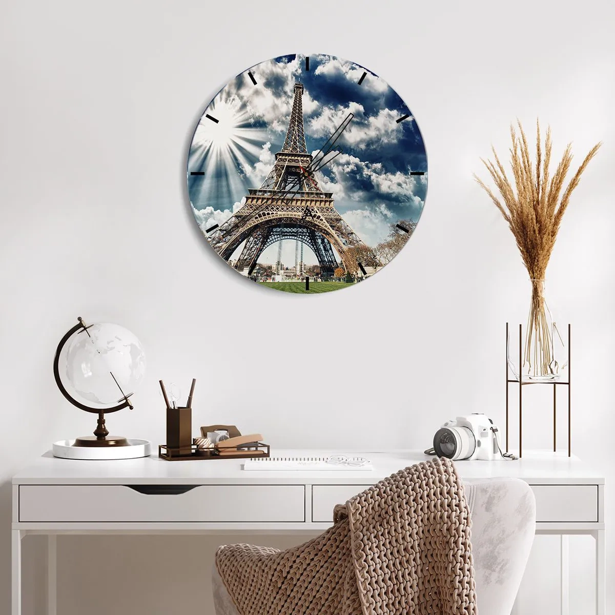 Falióra, Óra - Az Eiffel-torony az ég ellen, napsugarakkal - 30x30cm - Az egyetlen ilyen a nap alatt - Modern fali dekoráció nappalihoz, konyhához és hálószobához ARTTOR