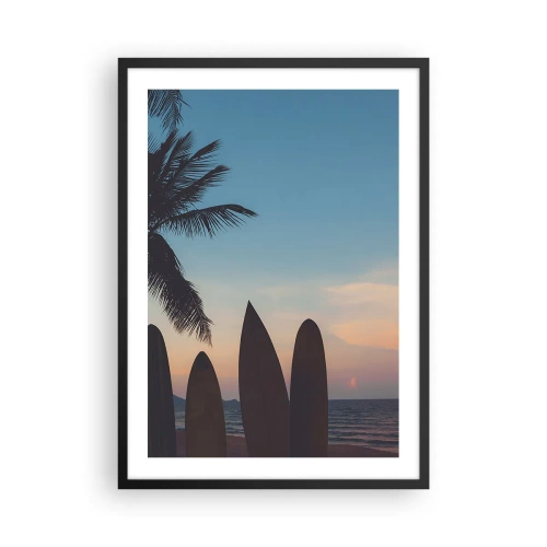 Poszter fehér keretben - Szörfdeszkák a tengerparton naplementével és pálmafákkal a háttérben - 50x70cm - Holnap is móká lesz - Modern fali dekoráció nappalihoz és hálószobához ARTTOR