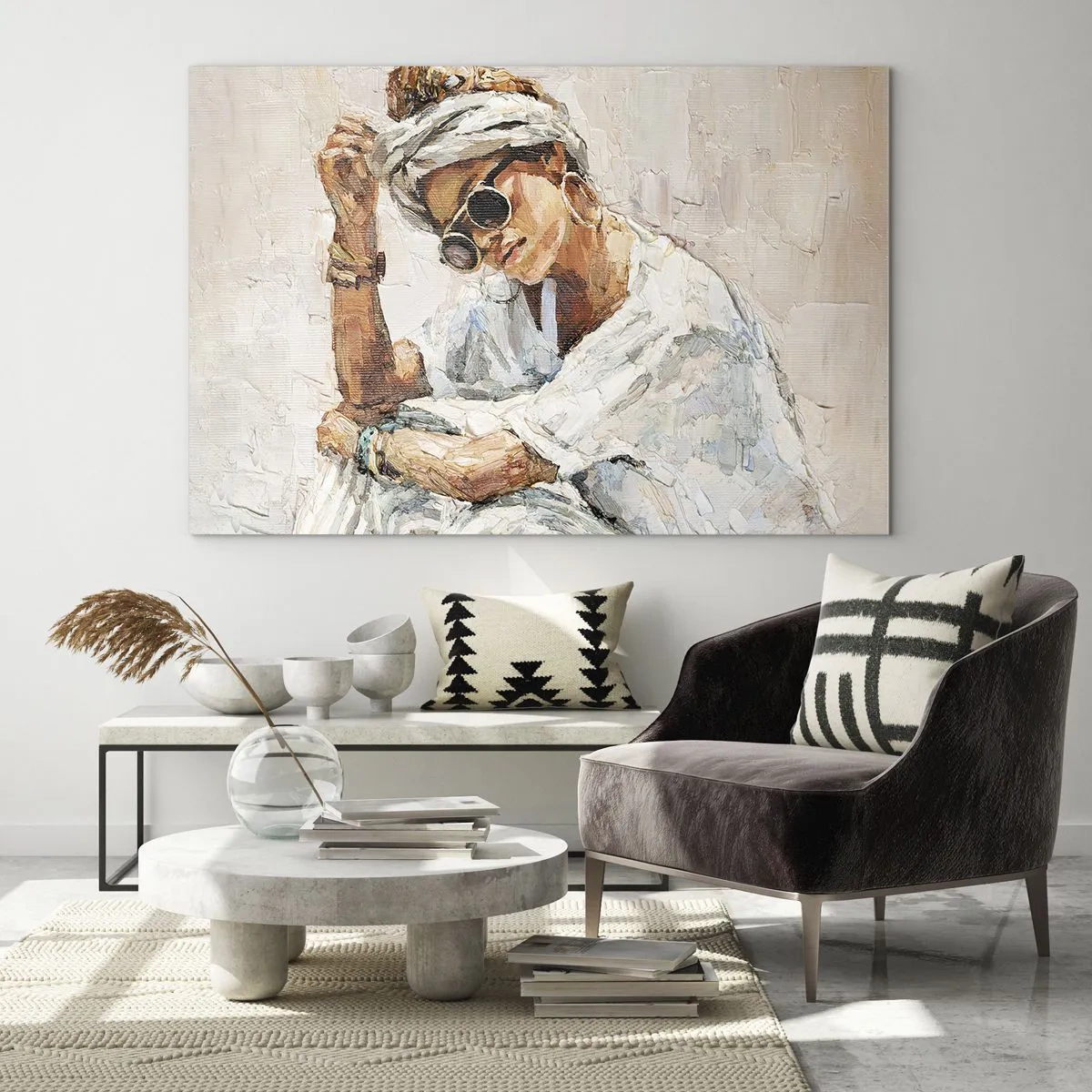 Üveg kép - Szemüveges, turbános nő portréja, palettakéssel festve - 70x50cm - Portré teljes napfényben - Modern fali dekoráció nappalihoz és hálószobához ARTTOR