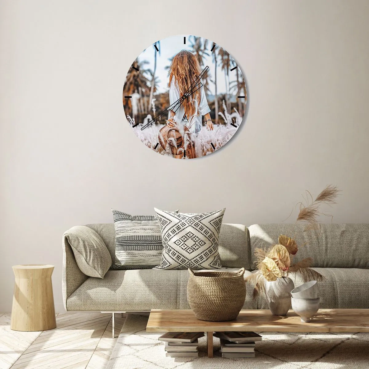Falióra, Óra - Egy nő egy füves mezőn, pálmafákkal a háttérben - 30x30cm - Fűbolyhból született - Modern fali dekoráció nappalihoz, konyhához és hálószobához ARTTOR