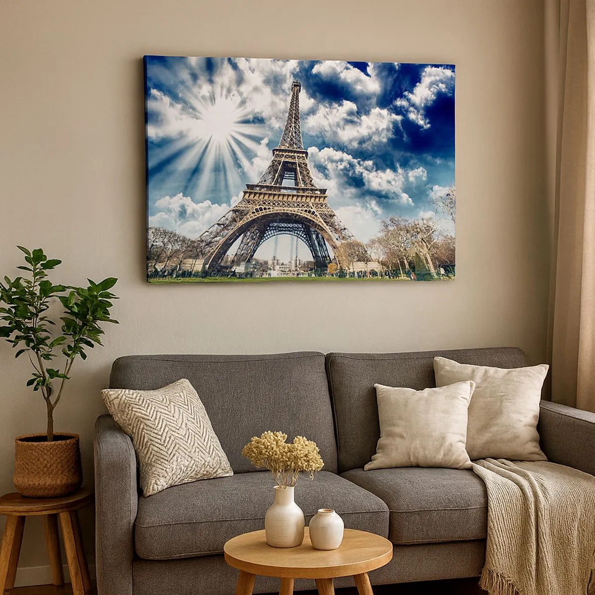 Vászonkép - Az Eiffel-torony napsütéses égbolton, felhők között - 70x50cm - Az egyetlen ilyen a nap alatt - Modern fali dekoráció nappalihoz és hálószobához ARTTOR