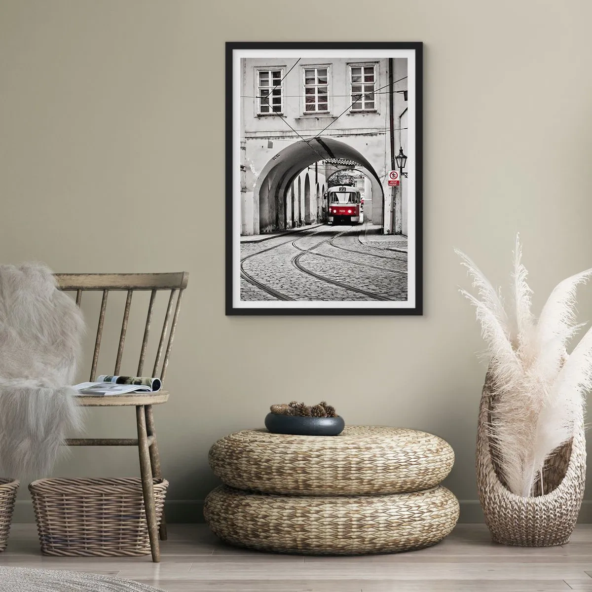 Poszter fehér keretben - Piros villamos fekete-fehér környezetben - 50x70cm - A város labirintusán keresztül - Modern fali dekoráció nappalihoz és hálószobához ARTTOR