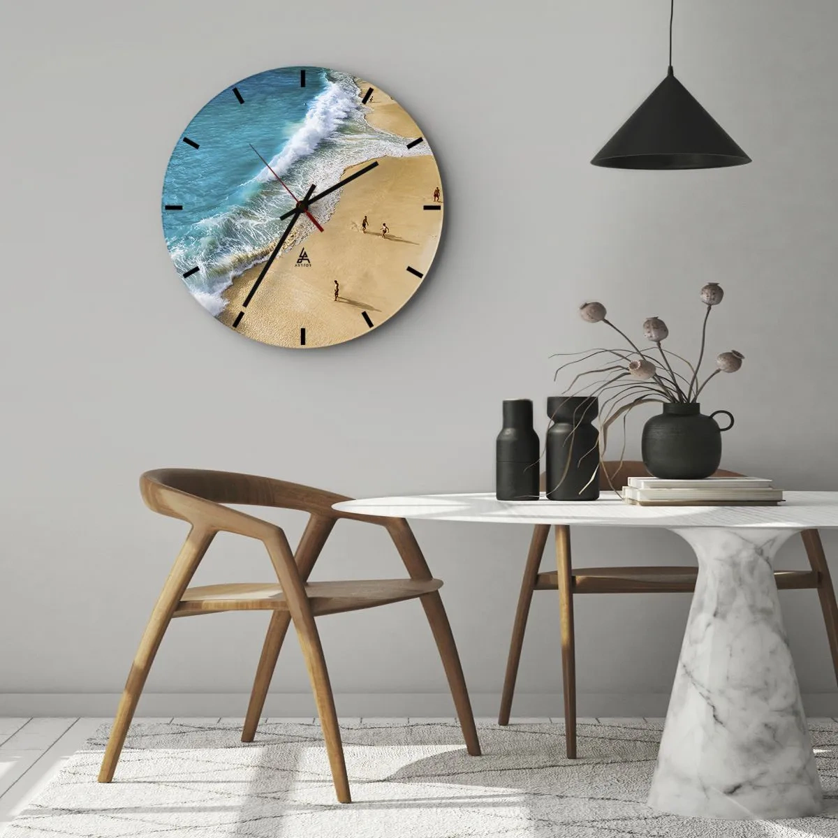 Falióra, Óra - Egy homokos tengerpart türkizkék hullámokkal és sétáló emberekkel - 30x30cm - Aztán a nap, a tengerpart... - Modern fali dekoráció nappalihoz, konyhához és hálószobához ARTTOR