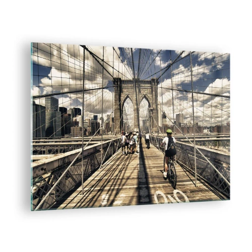 Üveg kép - A Brooklyn híd egy napsütéses napon gyalogosokkal és kerékpárosokkal - 70x50cm - Egyenesen a város szívébe - Modern fali dekoráció nappalihoz és hálószobához ARTTOR
