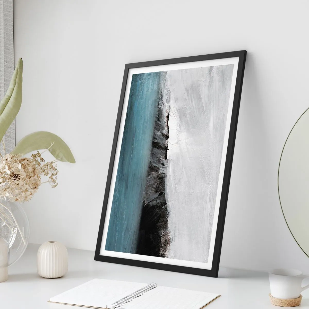 Poszter fehér keretben - Egy sziklás part és óceán absztrakt kompozíciója - 50x70cm - Víz - föld: az elemek összecsapása - Modern fali dekoráció nappalihoz és hálószobához ARTTOR