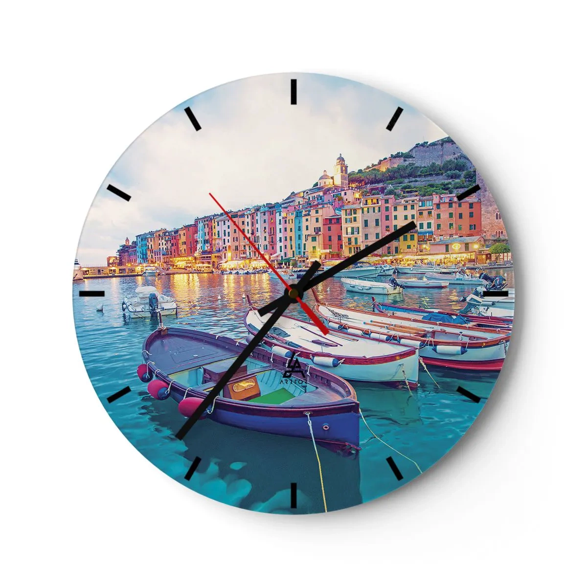 Falióra, Óra - Színes tengerparti kikötő hajókkal naplementekor - 30x30cm - Színes este a kikötőben - Modern fali dekoráció nappalihoz, konyhához és hálószobához ARTTOR