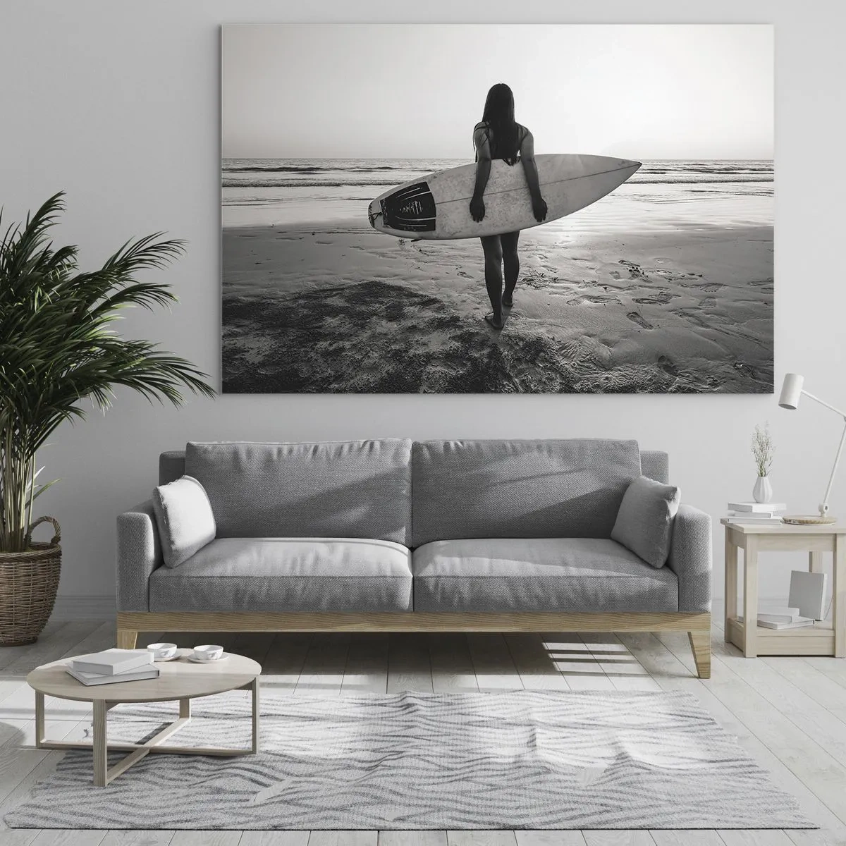 Üveg kép - Nő szörfdeszkával a tengerparton napfelkeltekor - 70x50cm - Tengeri hullámok lánya - Modern fali dekoráció nappalihoz és hálószobához ARTTOR