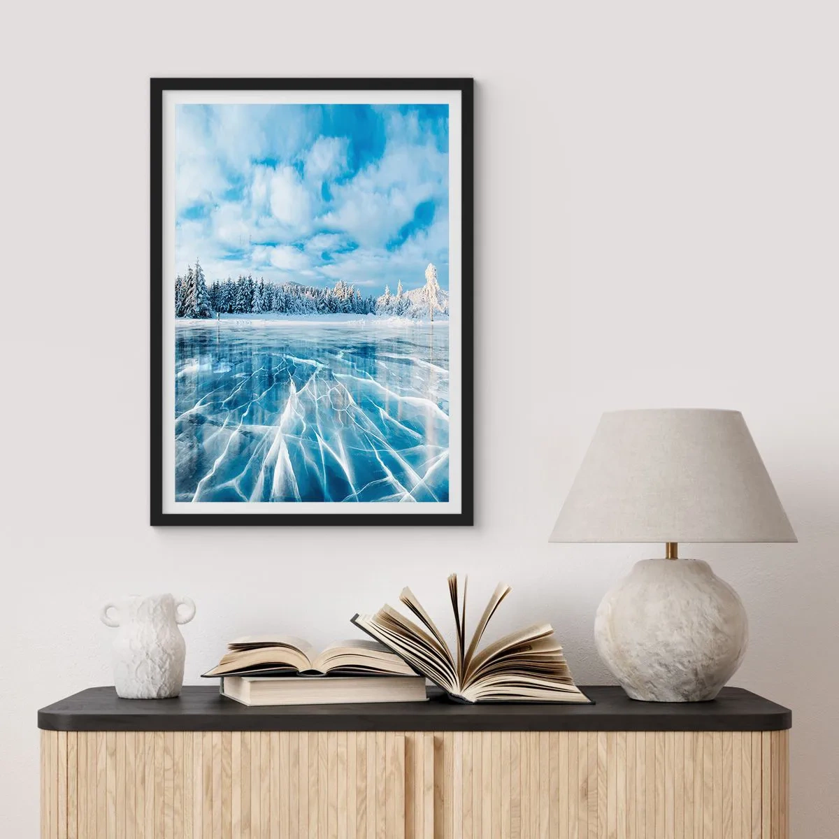Poszter fehér keretben - Egy befagyott tó téli tájban - 50x70cm - Káprázatos és kristályos látvány - Modern fali dekoráció nappalihoz és hálószobához ARTTOR