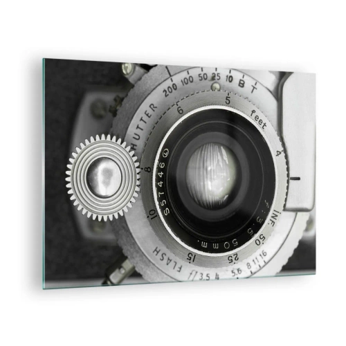 Üveg kép - Egy régi fényképezőgép lencséjének közeli képe, tele nosztalgiával és vintage hangulattal. - 70x50cm - Történet Hollywoodról - Modern fali dekoráció nappalihoz és hálószobához ARTTOR