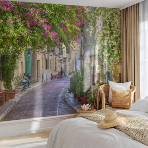 Fotótapéta Standard Eco - Egy bájos utca virágzó szőlőtőkékkel és kávézókkal - 100x70cm - Virágzó sikátor - Modern fali dekoráció nappalihoz és hálószobához ARTTOR