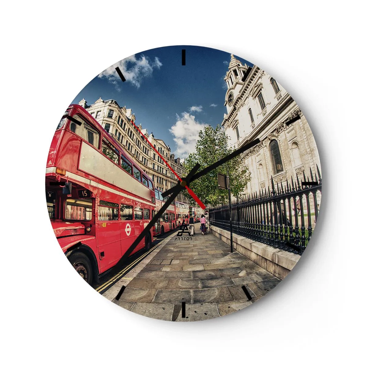 Falióra, Óra - Egy piros emeletes busz egy városi utcán egy napsütéses napon - 30x30cm - Londoni utca szürke és piros színben - Modern fali dekoráció nappalihoz, konyhához és hálószobához ARTTOR