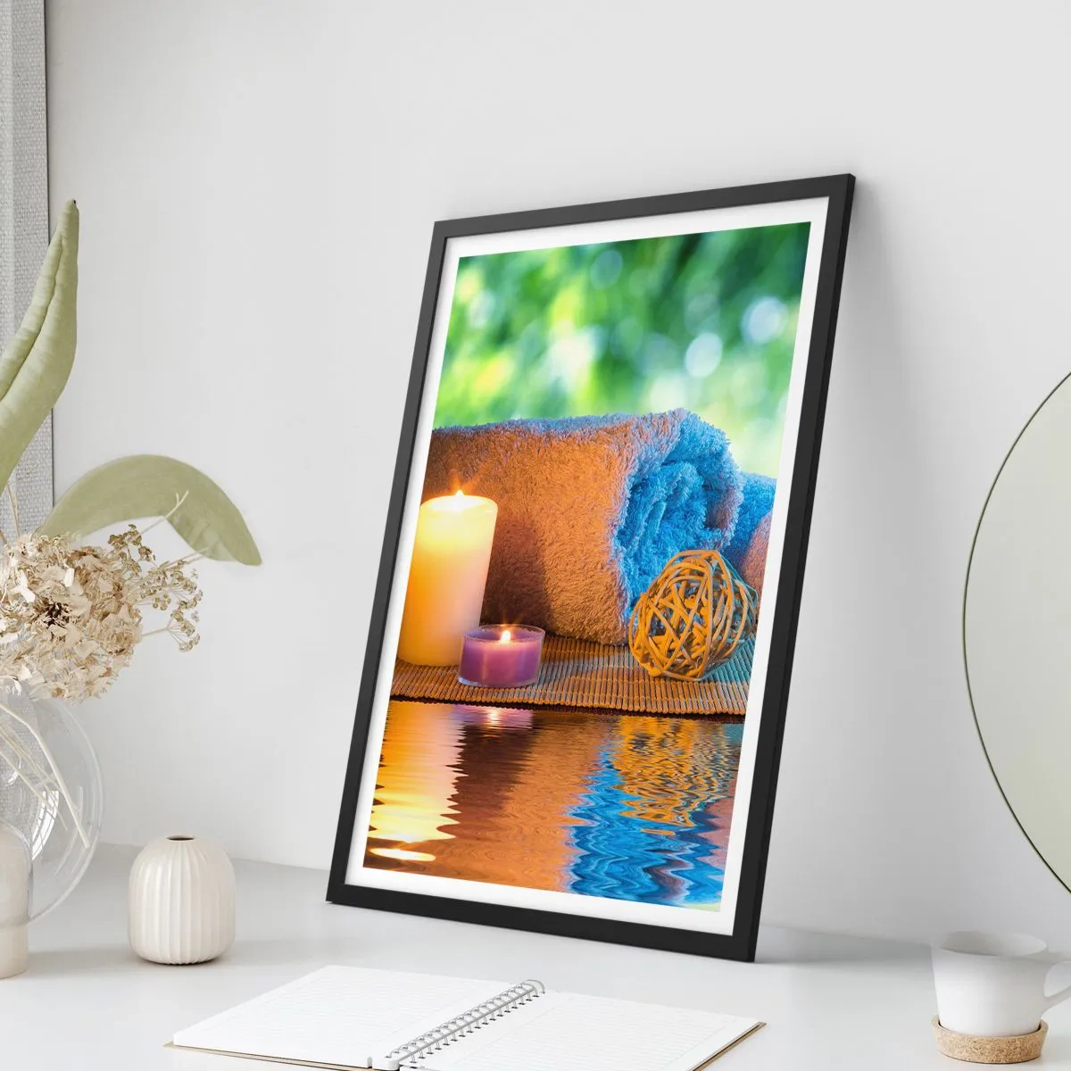 Poszter fehér keretben - Gyertyák és egy törölköző a természeti táj hátterében - 50x70cm - Idő a testnek - Modern fali dekoráció nappalihoz és hálószobához ARTTOR