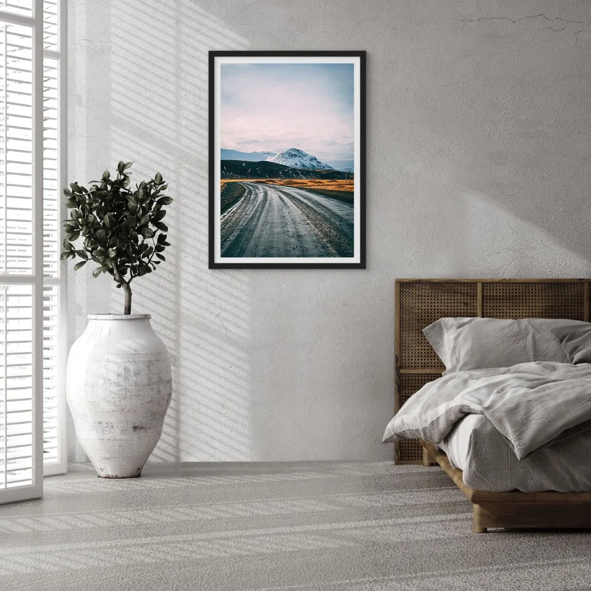 Poszter fehér keretben - Egy út vezet a hófödte hegyek felé - 50x70cm - Izlandi hangulatban - Modern fali dekoráció nappalihoz és hálószobához ARTTOR
