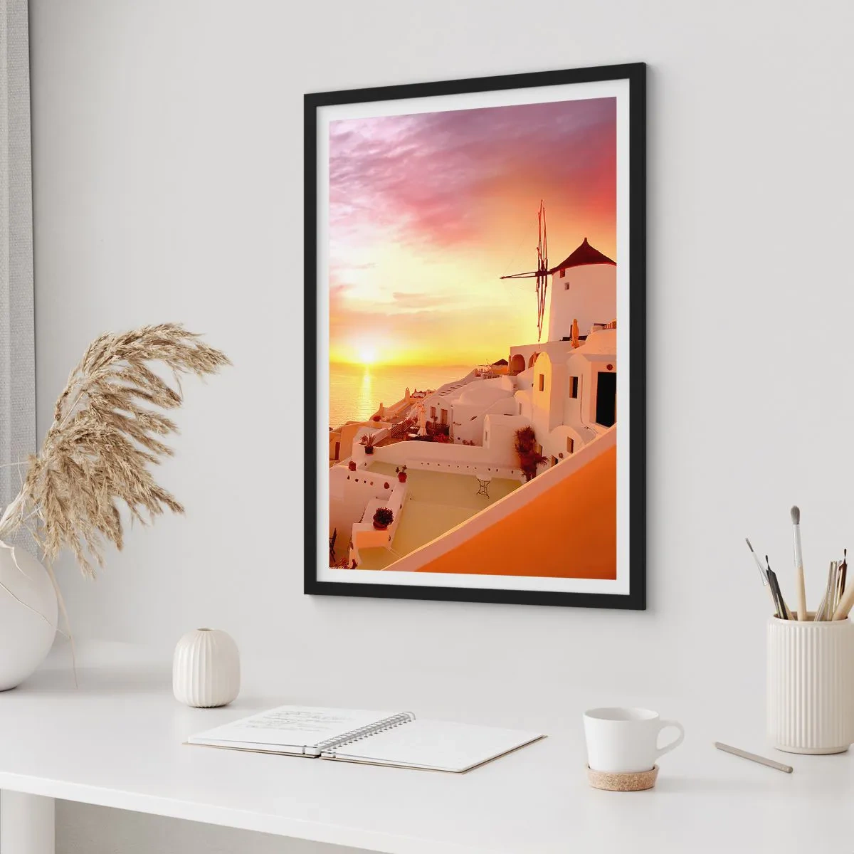 Poszter fehér keretben - Festői naplemente egy görög városban - 50x70cm - Szétfolyni a fehérben és aranyban - Modern fali dekoráció nappalihoz és hálószobához ARTTOR