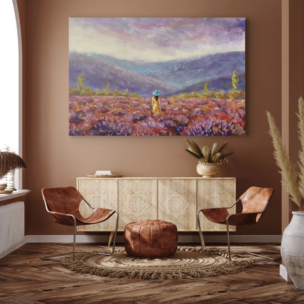Vászonkép - Egy kalapban lévő nő sétál át egy levendulamezőn. - 70x50cm - A levendula világában - Modern fali dekoráció nappalihoz és hálószobához ARTTOR