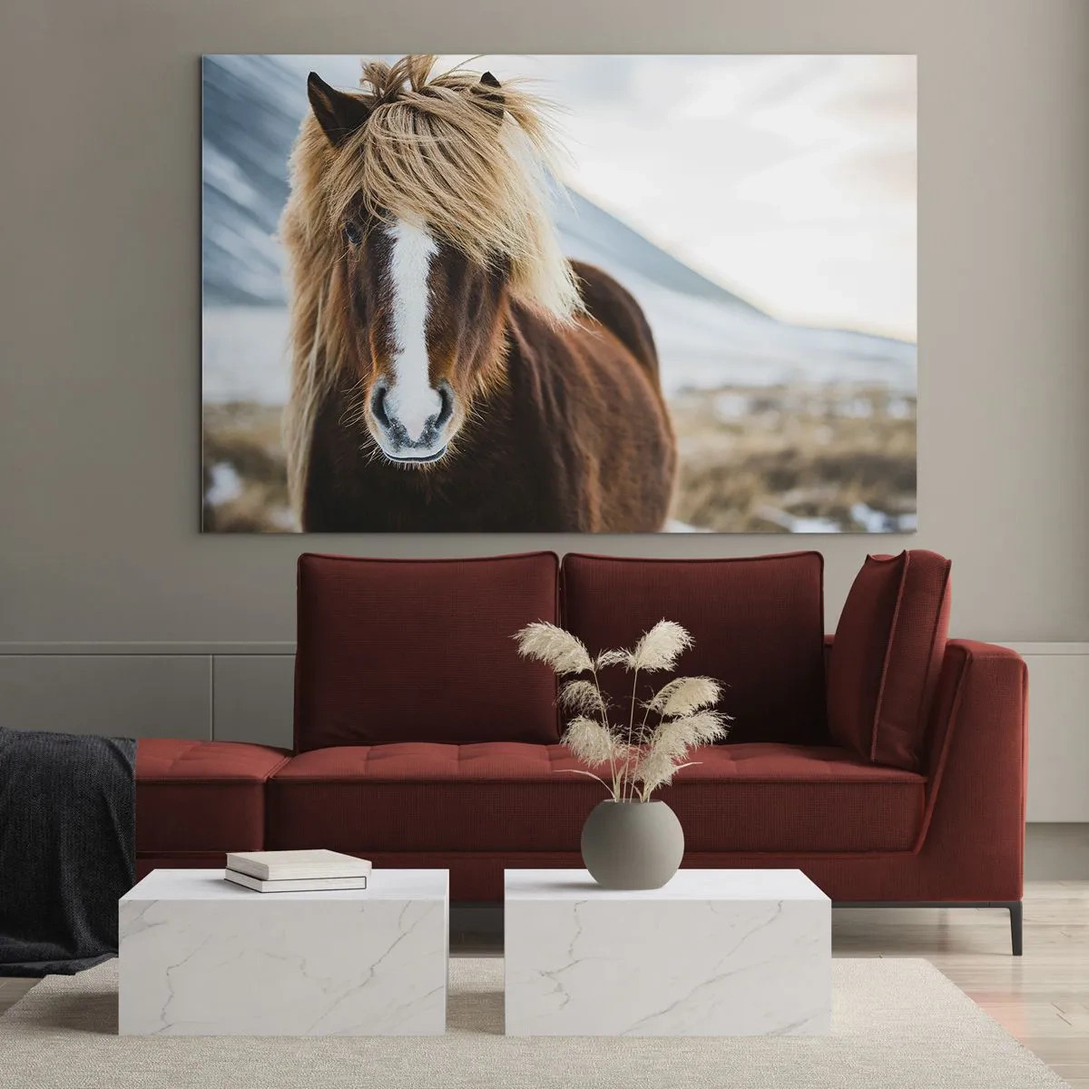 Üveg kép - Egy ló a téli hegyi táj előtt - 70x50cm - Érzed a szabadságot? - Modern fali dekoráció nappalihoz és hálószobához ARTTOR