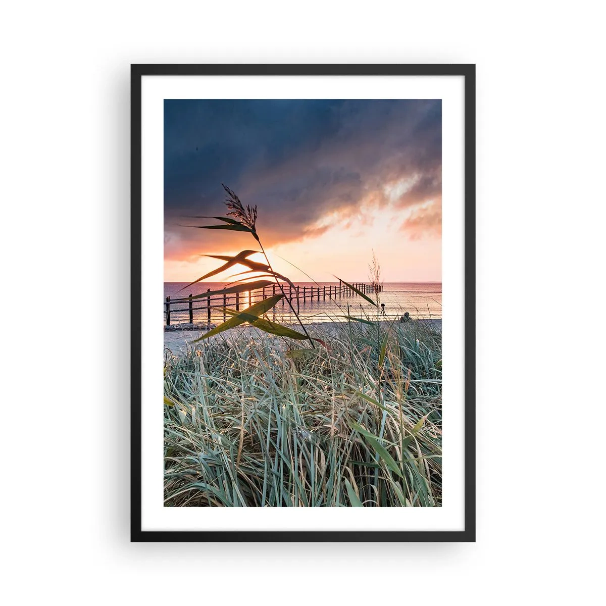 Poszter fehér keretben - Egy móló a tengerparton, fűvel körülvéve naplementekor - 50x70cm - Nem múlik el a széllel - Modern fali dekoráció nappalihoz és hálószobához ARTTOR