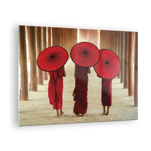 Üveg kép - Piros esernyős szerzetesek sétálnak egy fa folyosón - 70x50cm - Útban a Tiszta Föld felé - Modern fali dekoráció nappalihoz és hálószobához ARTTOR