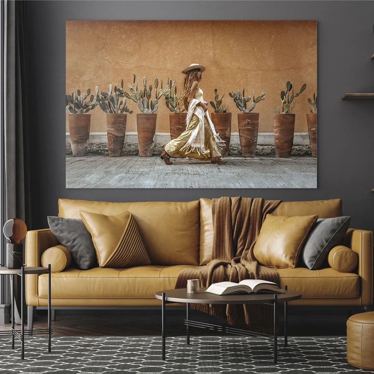 Üveg kép - Egy bohém stílusú nő sétál el a kaktuszok cserepei mellett. - 70x50cm - Hippi stílusban - Modern fali dekoráció nappalihoz és hálószobához ARTTOR