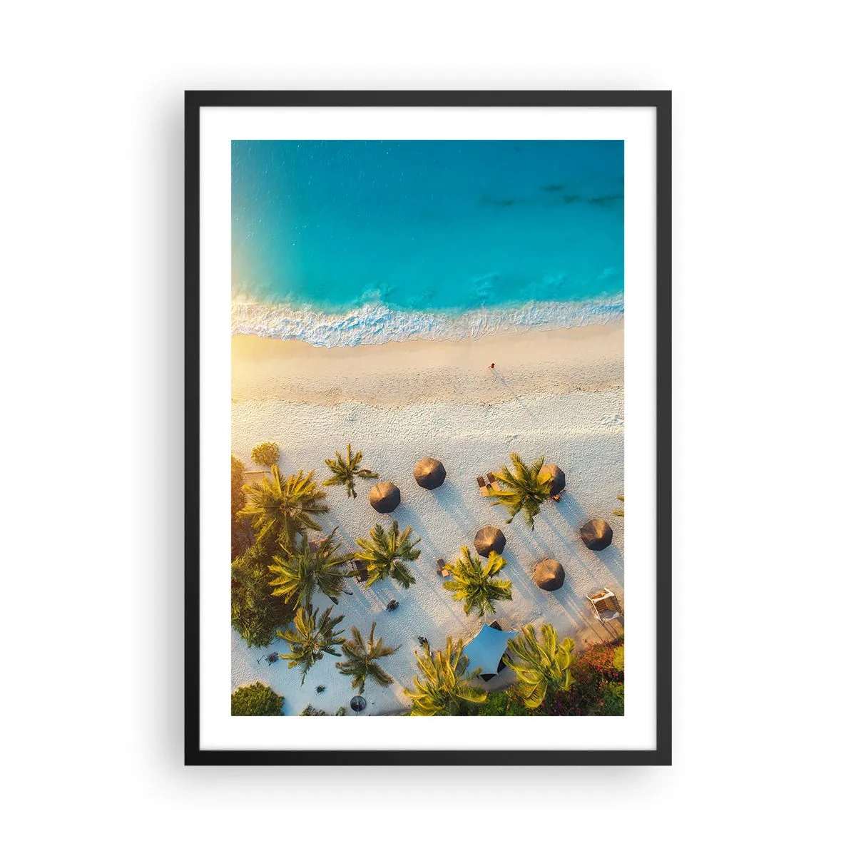 Poszter fehér keretben - Légifelvétel egy paradicsomi strandról pálmafákkal és türkizkék vízzel - 50x70cm - Üdvözöljük a paradicsomban - Modern fali dekoráció nappalihoz és hálószobához ARTTOR