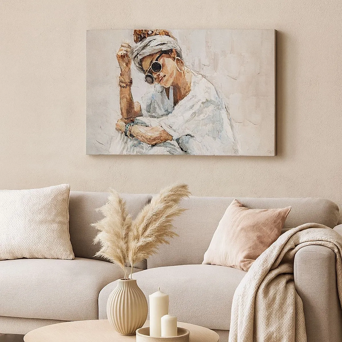 Vászonkép - Napszemüveget viselő nő portréja világos falnak támaszkodva - 70x50cm - Portré teljes napfényben - Modern fali dekoráció nappalihoz és hálószobához ARTTOR